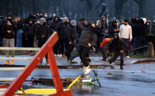 Brüksel'de binlerce kişi bir kez daha Kovid-19 tedbirlerini protesto etti