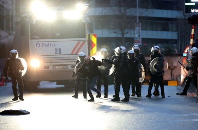 Brüksel'de binlerce kişi bir kez daha Kovid-19 tedbirlerini protesto etti