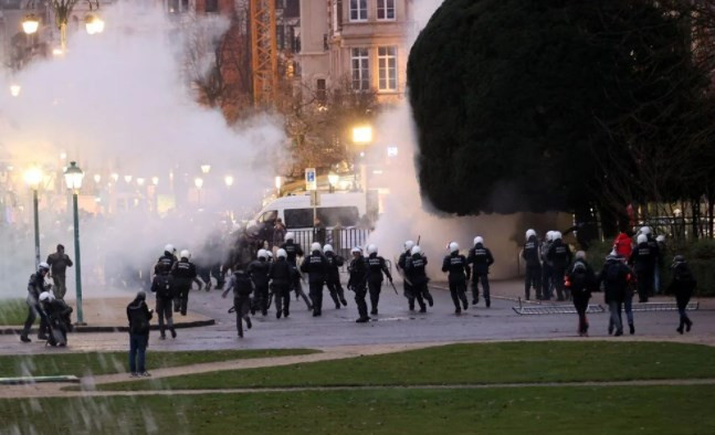 Brüksel'de binlerce kişi bir kez daha Kovid-19 tedbirlerini protesto etti