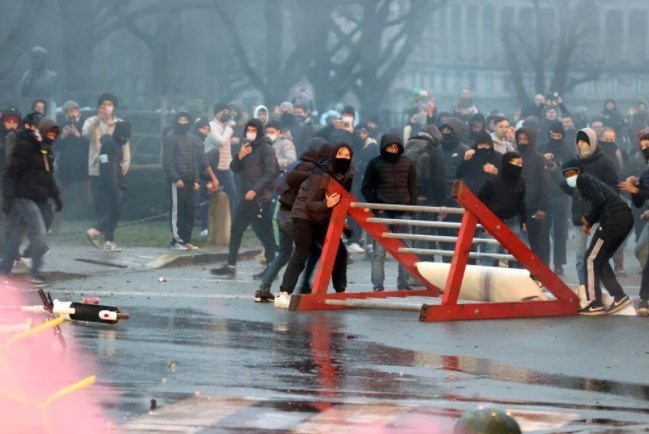 Brüksel'de binlerce kişi bir kez daha Kovid-19 tedbirlerini protesto etti