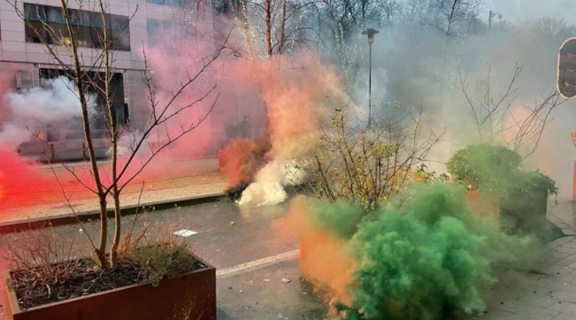 Brüksel'de binlerce kişi bir kez daha Kovid-19 tedbirlerini protesto etti