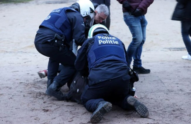 Brüksel'de binlerce kişi bir kez daha Kovid-19 tedbirlerini protesto etti