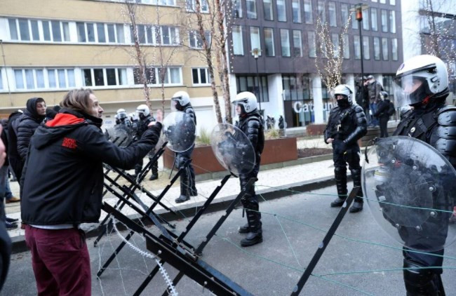 Brüksel'de binlerce kişi bir kez daha Kovid-19 tedbirlerini protesto etti