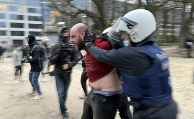 Brüksel'de binlerce kişi bir kez daha Kovid-19 tedbirlerini protesto etti