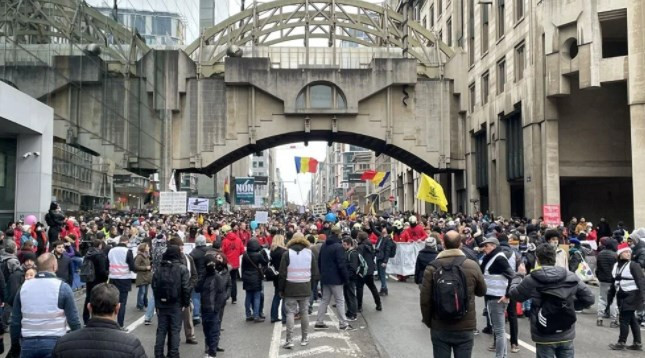 Brüksel'de binlerce kişi bir kez daha Kovid-19 tedbirlerini protesto etti