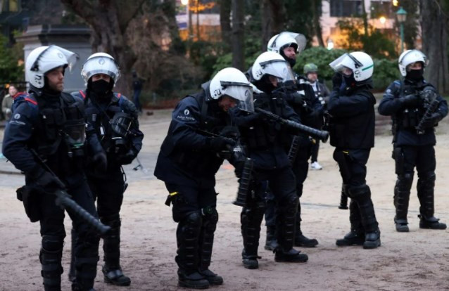 Brüksel'de binlerce kişi bir kez daha Kovid-19 tedbirlerini protesto etti