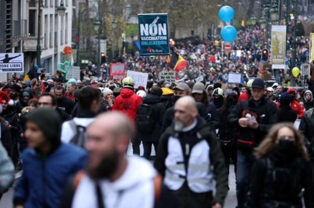 Brüksel'de binlerce kişi bir kez daha Kovid-19 tedbirlerini protesto etti