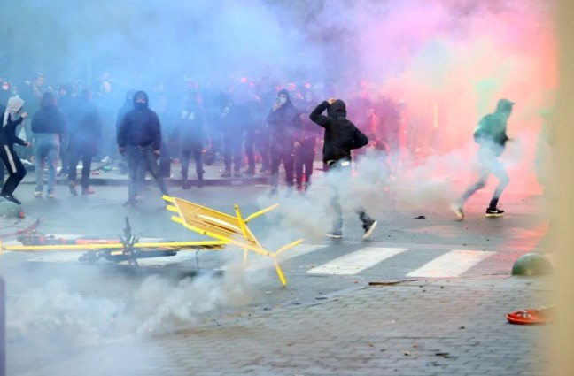 Brüksel'de binlerce kişi bir kez daha Kovid-19 tedbirlerini protesto etti