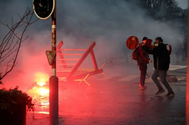 Brüksel'de binlerce kişi bir kez daha Kovid-19 tedbirlerini protesto etti