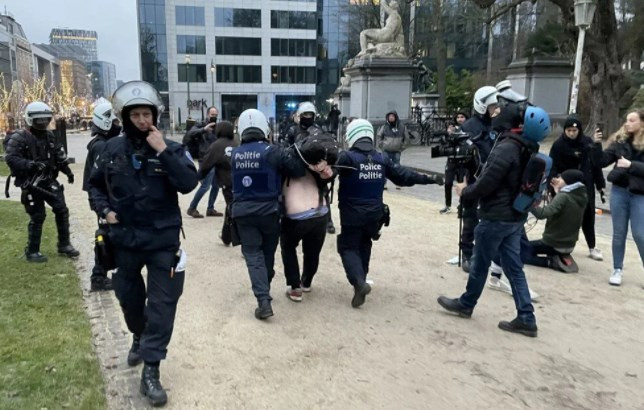 Brüksel'de binlerce kişi bir kez daha Kovid-19 tedbirlerini protesto etti