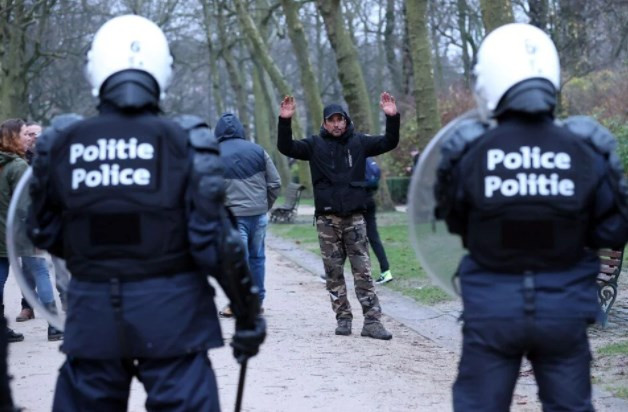 Brüksel'de binlerce kişi bir kez daha Kovid-19 tedbirlerini protesto etti