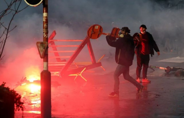 Brüksel'de binlerce kişi bir kez daha Kovid-19 tedbirlerini protesto etti