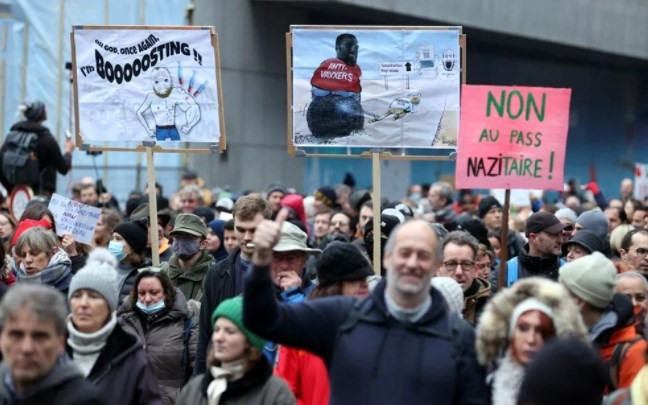 Brüksel'de binlerce kişi bir kez daha Kovid-19 tedbirlerini protesto etti