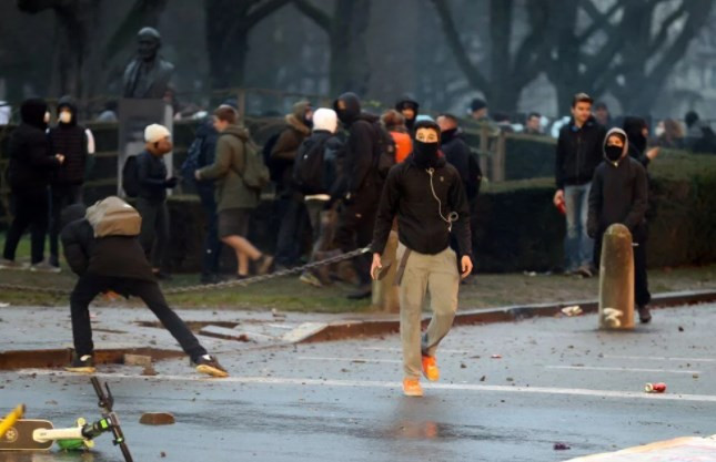 Brüksel'de binlerce kişi bir kez daha Kovid-19 tedbirlerini protesto etti