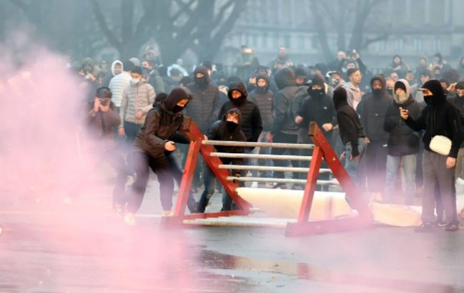 Brüksel'de binlerce kişi bir kez daha Kovid-19 tedbirlerini protesto etti