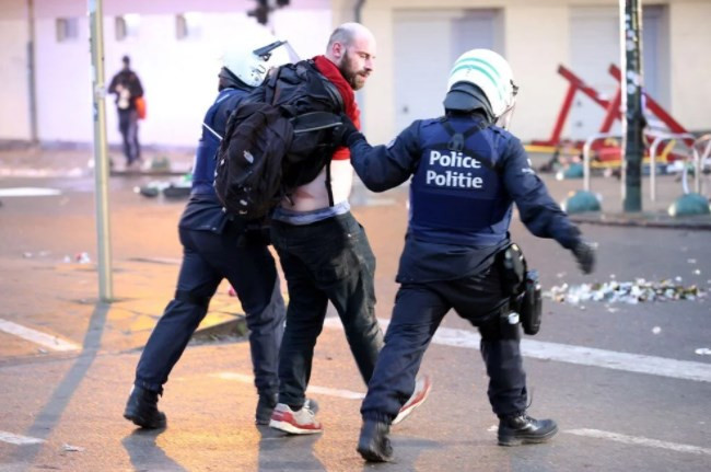 Brüksel'de binlerce kişi bir kez daha Kovid-19 tedbirlerini protesto etti