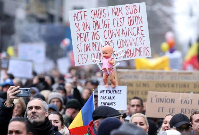 Brüksel'de binlerce kişi bir kez daha Kovid-19 tedbirlerini protesto etti