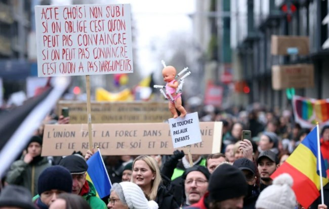 Brüksel'de binlerce kişi bir kez daha Kovid-19 tedbirlerini protesto etti