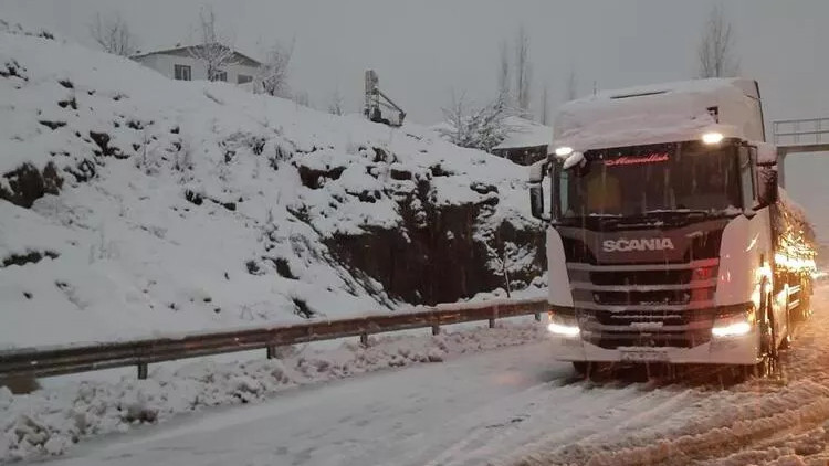 Türkiye 'kar'a teslim: Çok sayıda ilde eğitime kar engeli!