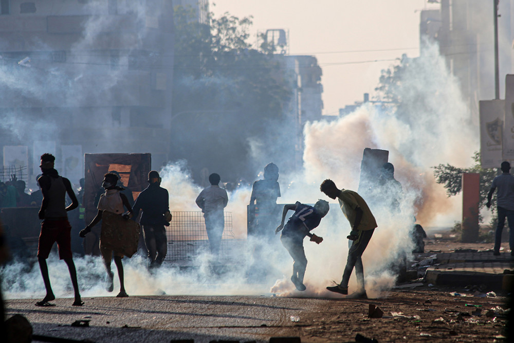 Sudan'da halk 'tam sivil yönetim' için sokaklara indi