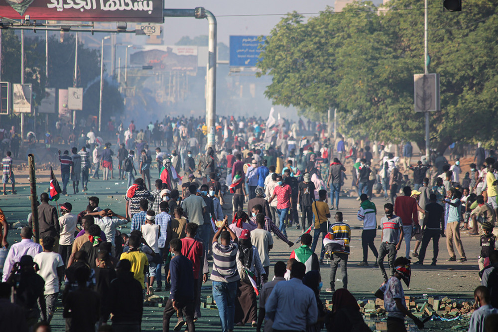 Sudan'da halk 'tam sivil yönetim' için sokaklara indi