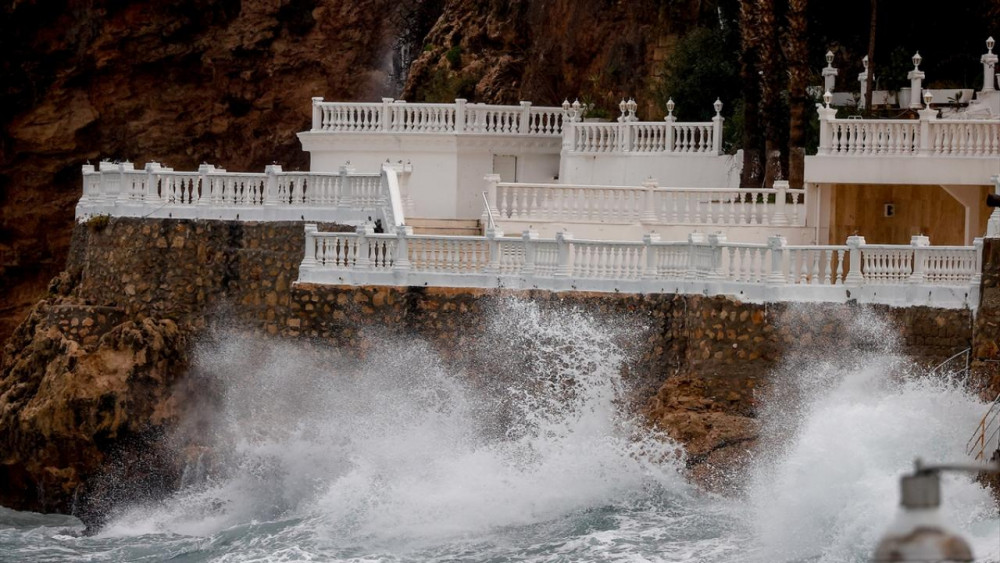 Antalya'da kuvvetli rüzgar ve sağanak etkili oluyor