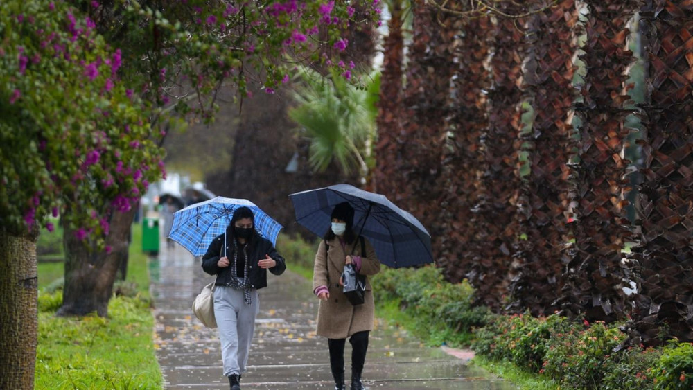 Antalya'da kuvvetli rüzgar ve sağanak etkili oluyor