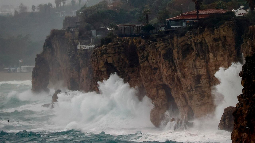 Antalya'da kuvvetli rüzgar ve sağanak etkili oluyor