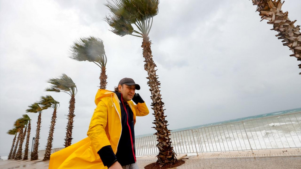 Antalya'da kuvvetli rüzgar ve sağanak etkili oluyor