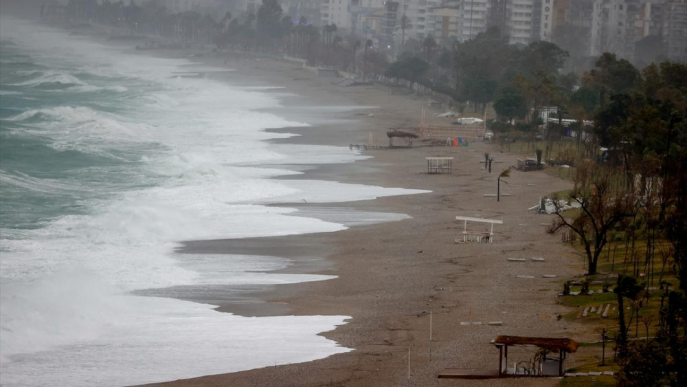 Antalya'da kuvvetli rüzgar ve sağanak etkili oluyor