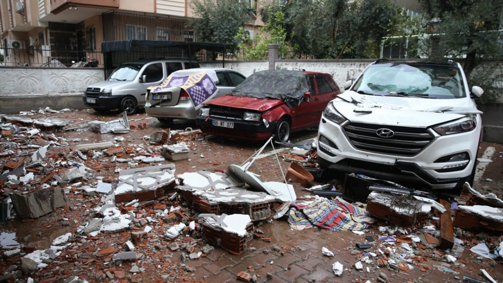 Antalya'da kuvvetli rüzgar ve sağanak etkili oluyor