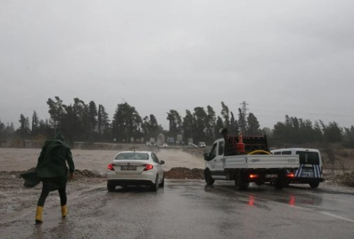 Antalya'da kuvvetli rüzgar ve sağanak etkili oluyor