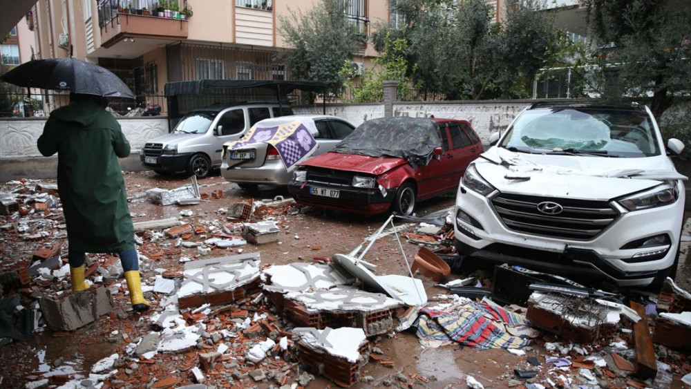 Antalya'da kuvvetli rüzgar ve sağanak etkili oluyor