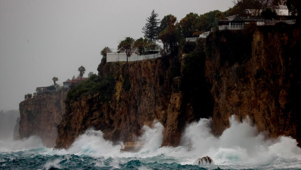 Antalya'da kuvvetli rüzgar ve sağanak etkili oluyor