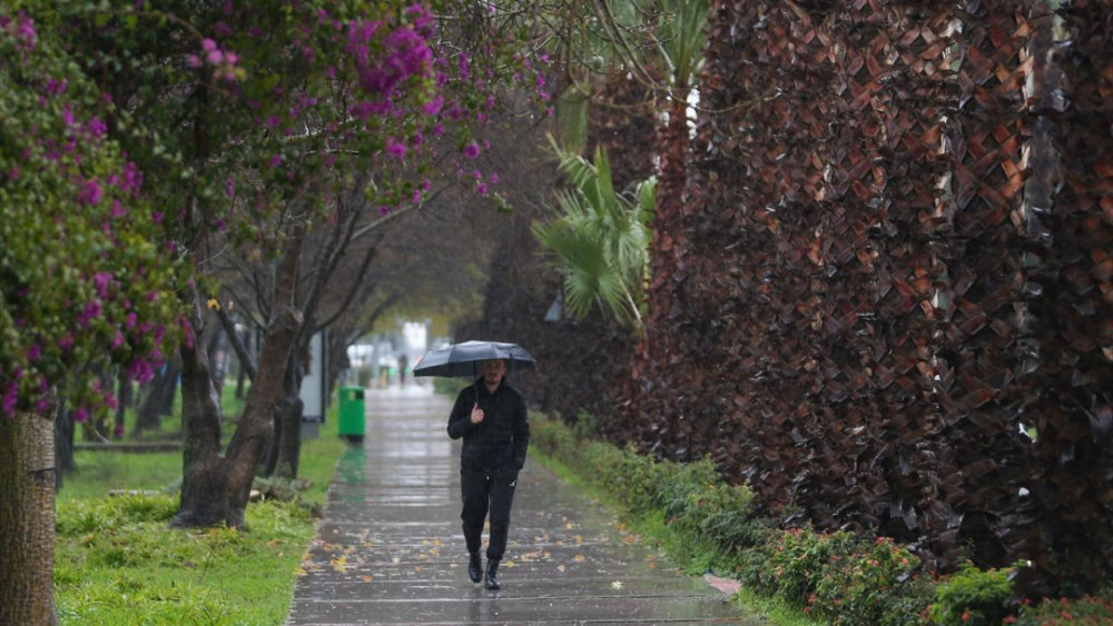 Antalya'da kuvvetli rüzgar ve sağanak etkili oluyor