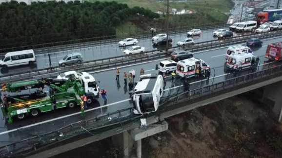 Cezaevi aracı viyadükte asılı kaldı