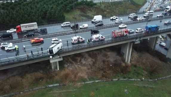 Cezaevi aracı viyadükte asılı kaldı