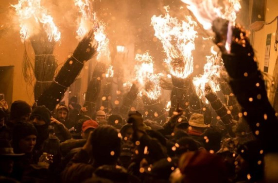 İspanya'da 'Büyük süpürgeler' Festivali düzenlendi