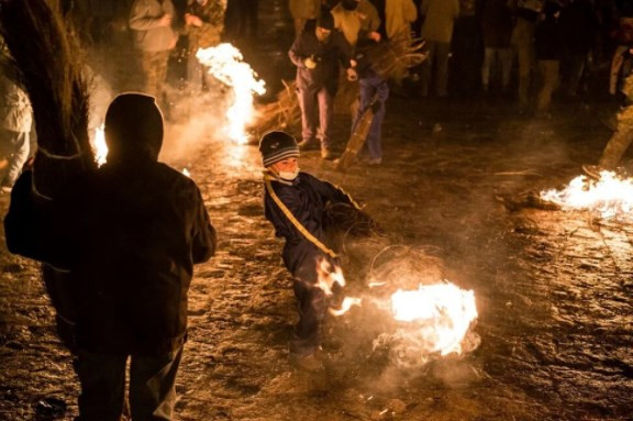 İspanya'da 'Büyük süpürgeler' Festivali düzenlendi