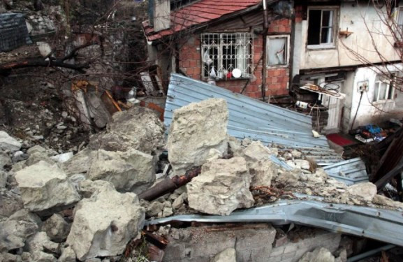 Beypazarı'nda evlerin üzerine kaya yağdı