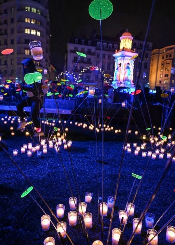 Fransa’da ışık festivali: Sokaklar rengarenk ışıklarla süslendi