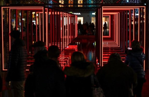 Fransa’da ışık festivali: Sokaklar rengarenk ışıklarla süslendi