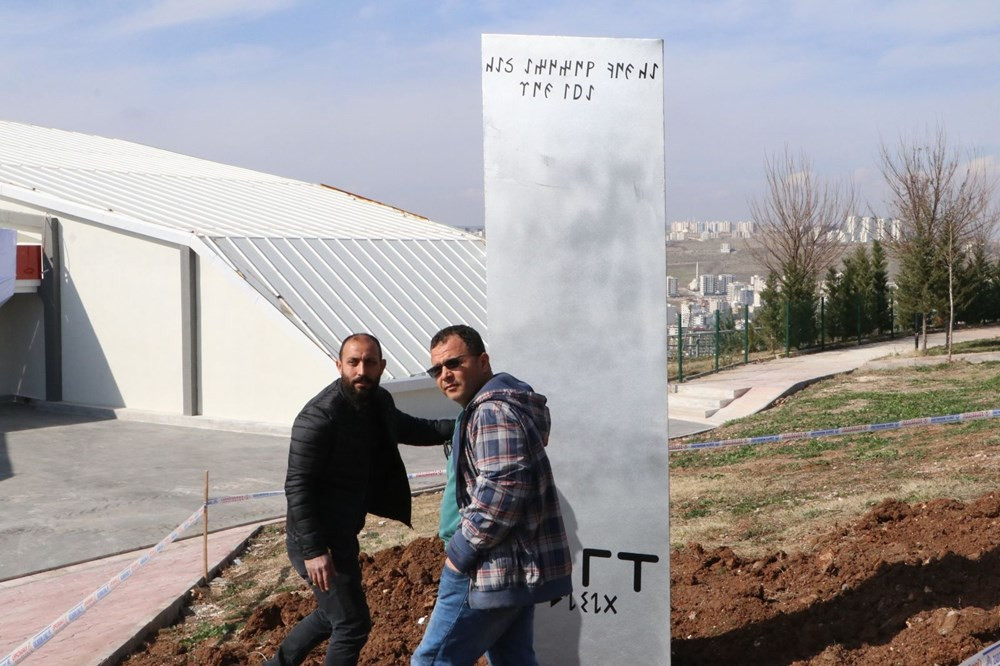 Şanlıurfa’da, bu kez belediye parka monolit dikti