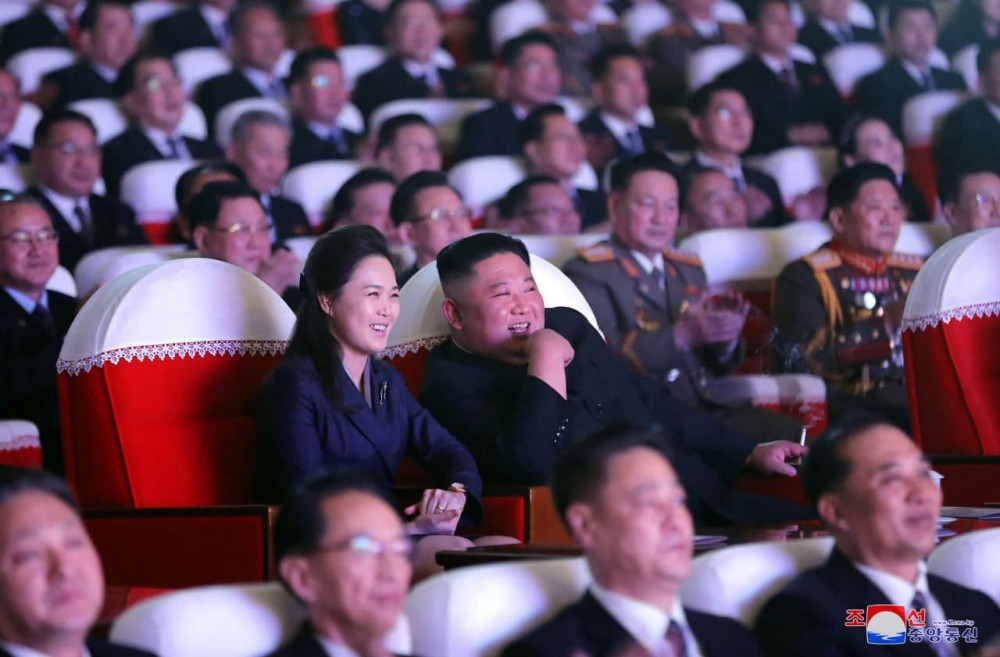 Kim Jong-un'un eşi Ri Sol-ju 1 yıl sonra ilk kez yüzünü gösterdi