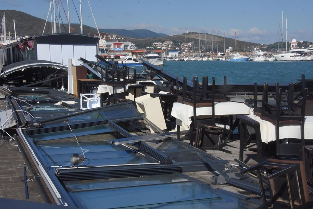 Evlerin çatısı uçtu, kafeler kullanılamaz hale geldi! İzmir'i fırtına vurdu