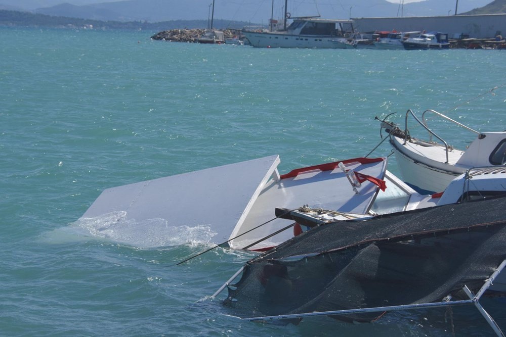 Evlerin çatısı uçtu, kafeler kullanılamaz hale geldi! İzmir'i fırtına vurdu