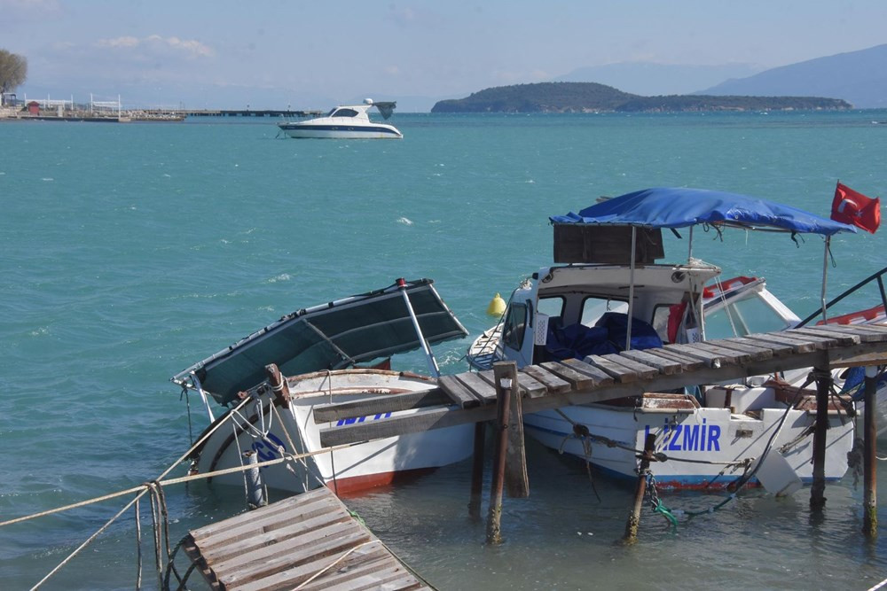 Evlerin çatısı uçtu, kafeler kullanılamaz hale geldi! İzmir'i fırtına vurdu