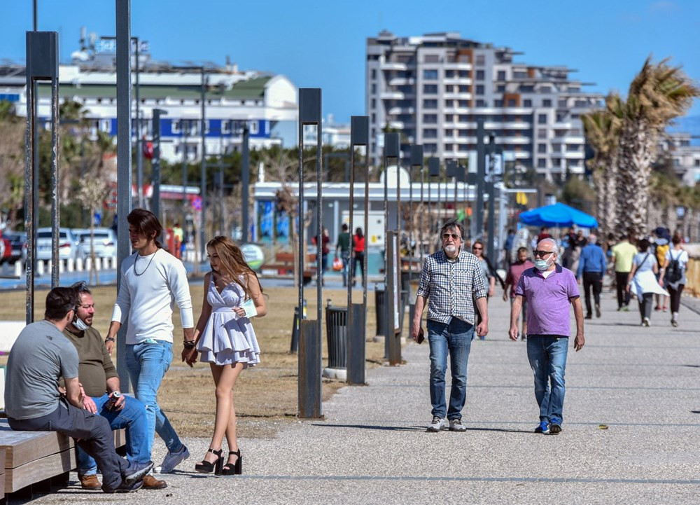 Antalya'da sıcak hava korona virüsü unutturdu! Sahiller doldu