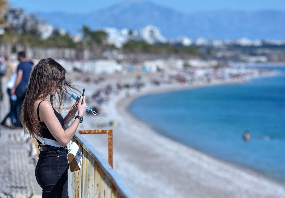 Antalya'da sıcak hava korona virüsü unutturdu! Sahiller doldu