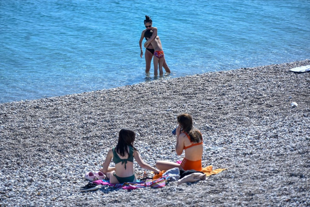 Antalya'da sıcak hava korona virüsü unutturdu! Sahiller doldu